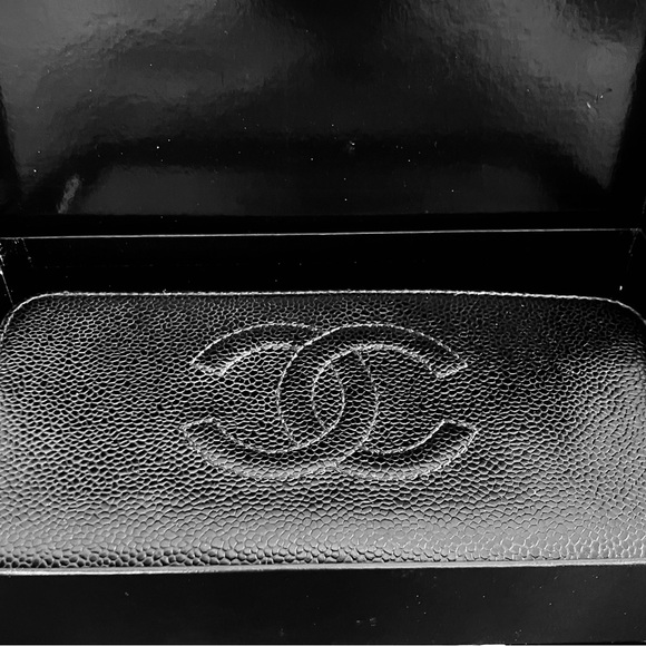 Chanel Caviar Leather Zippy Wallet
CC Tag Code:  7370108. SOLD - Picture 6 of 8